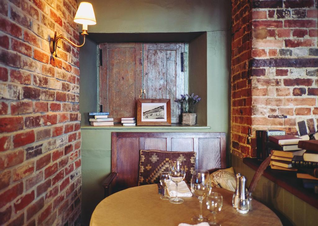 Hambro Arms 호텔 Milton Abbas 외부 사진